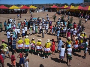 AS-MULHERES-DANCAM-NA-FESTA-DO-LICURI